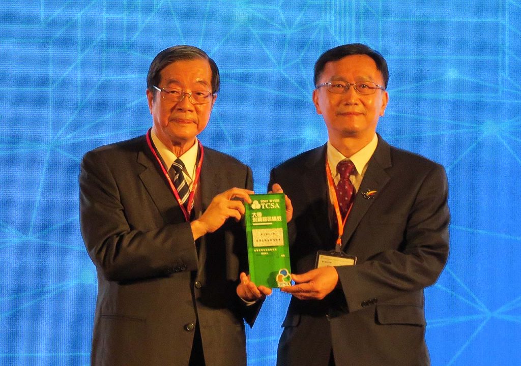 考試院長黃榮村(左)頒獎，由吳泰熙副校長代表接受